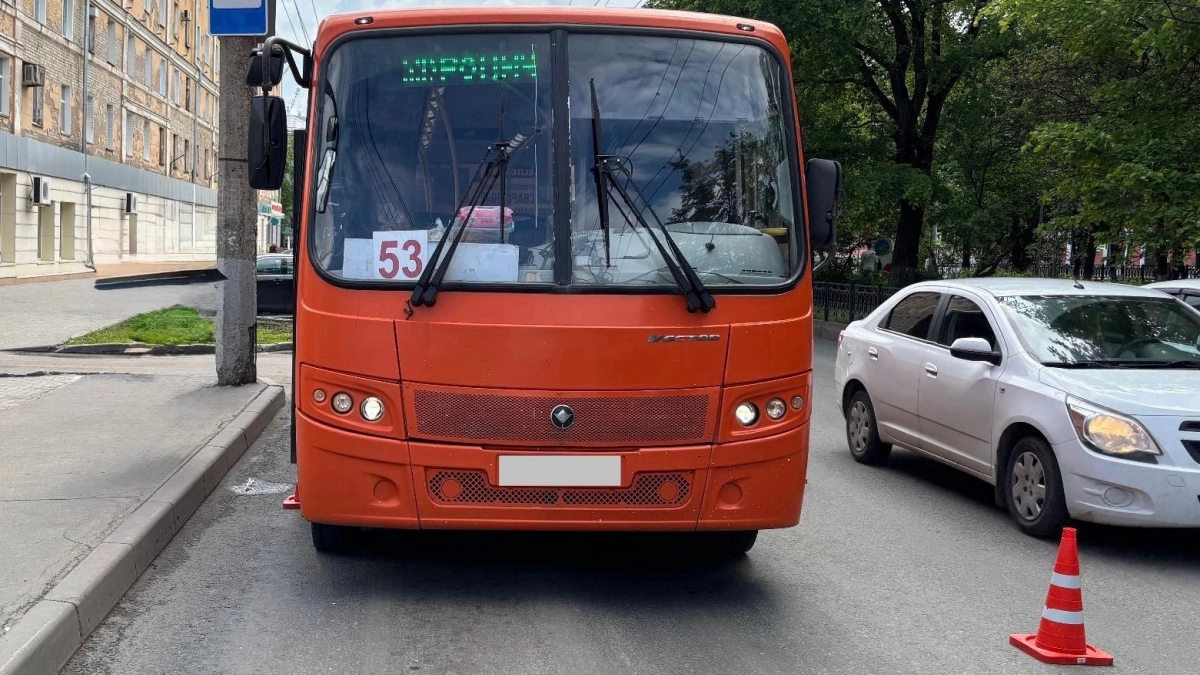 В центре Кирова для пассажирки городского автобуса экстренно вызывали медиков