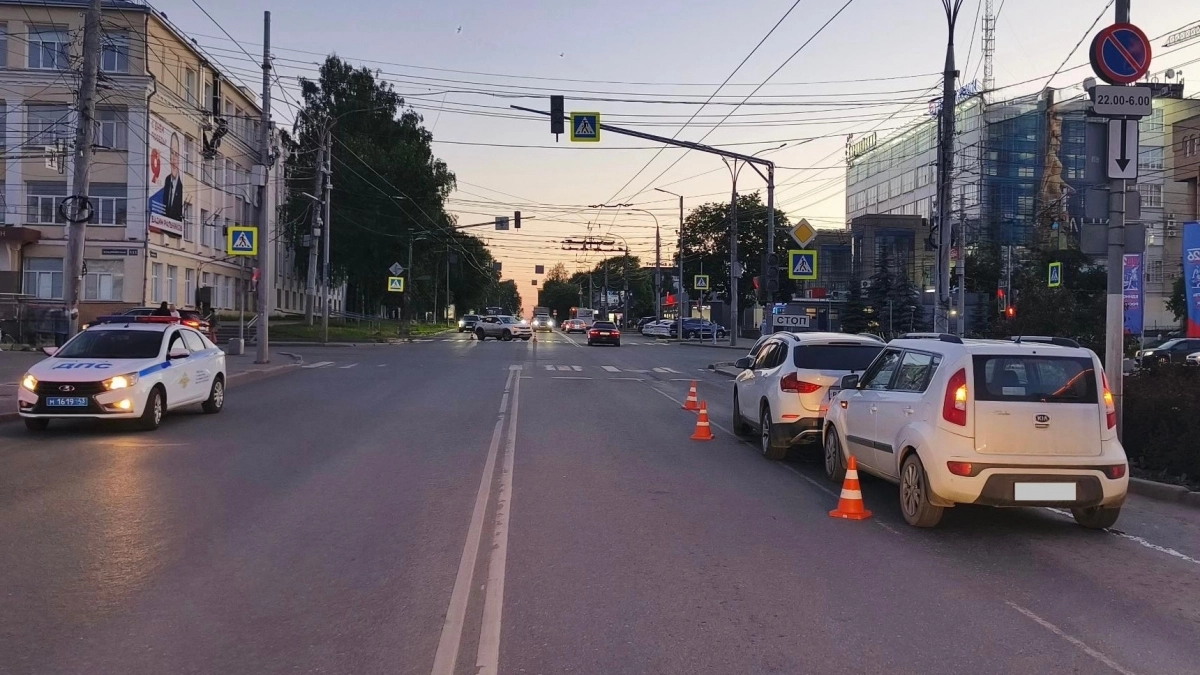 В Кирове у здания администрации произошла массовая авария с двумя пострадавшими