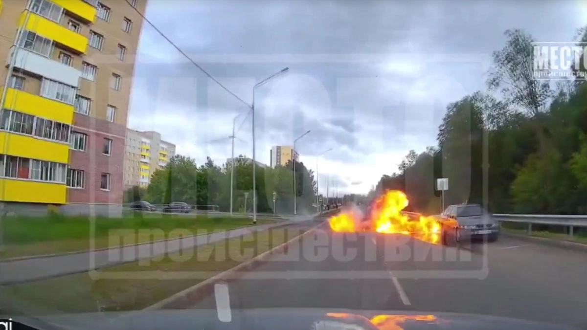 В Кирове хулиганы устроили взрыв прямо перед машиной и попали на видео