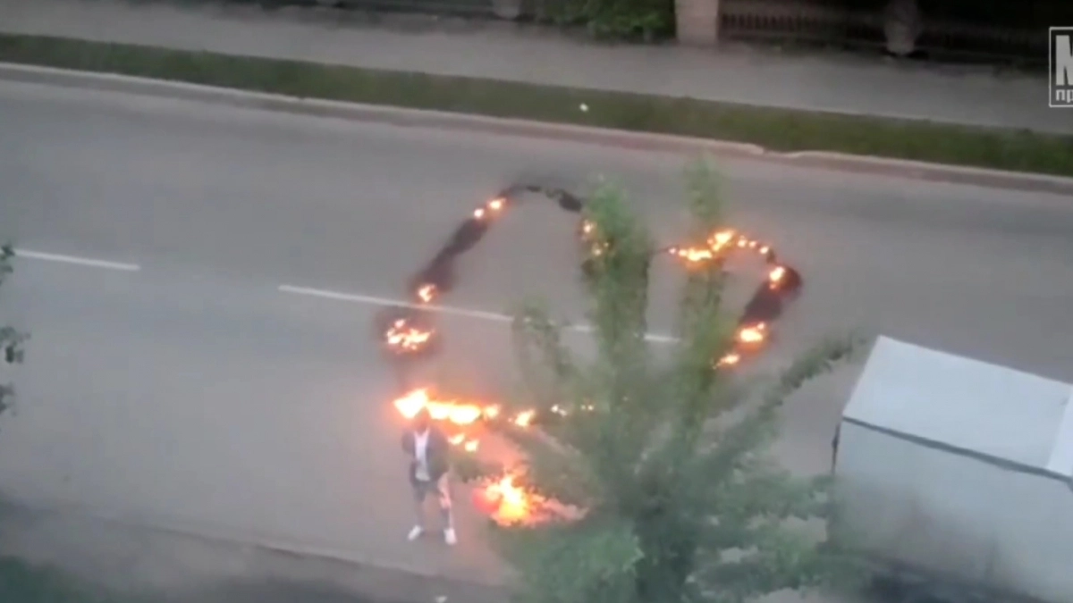 Кировчанин поджег "сердце" на асфальте ради возлюбленной