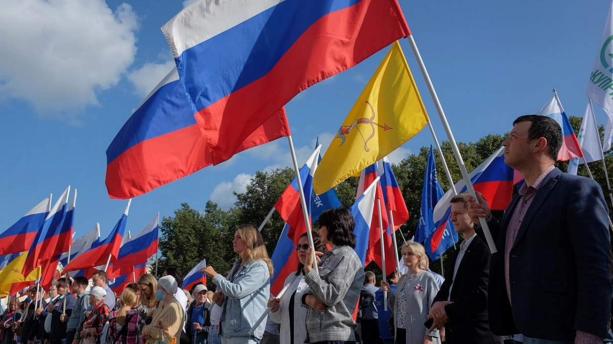 Рекордно большой государственный флаг развернут в Кирове в честь Дня России