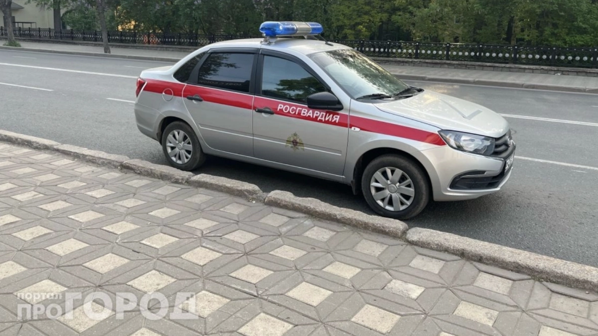 В Кирове у магазина задержали молодых людей, привлекающих внимание прохожих