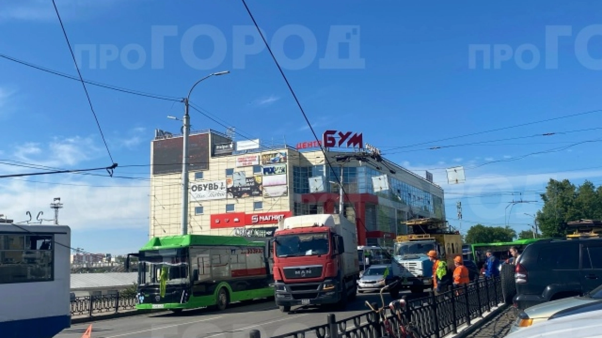 Транспортный коллапс в Кирова: движение парализовано от Попова до Октябрьского проспекта