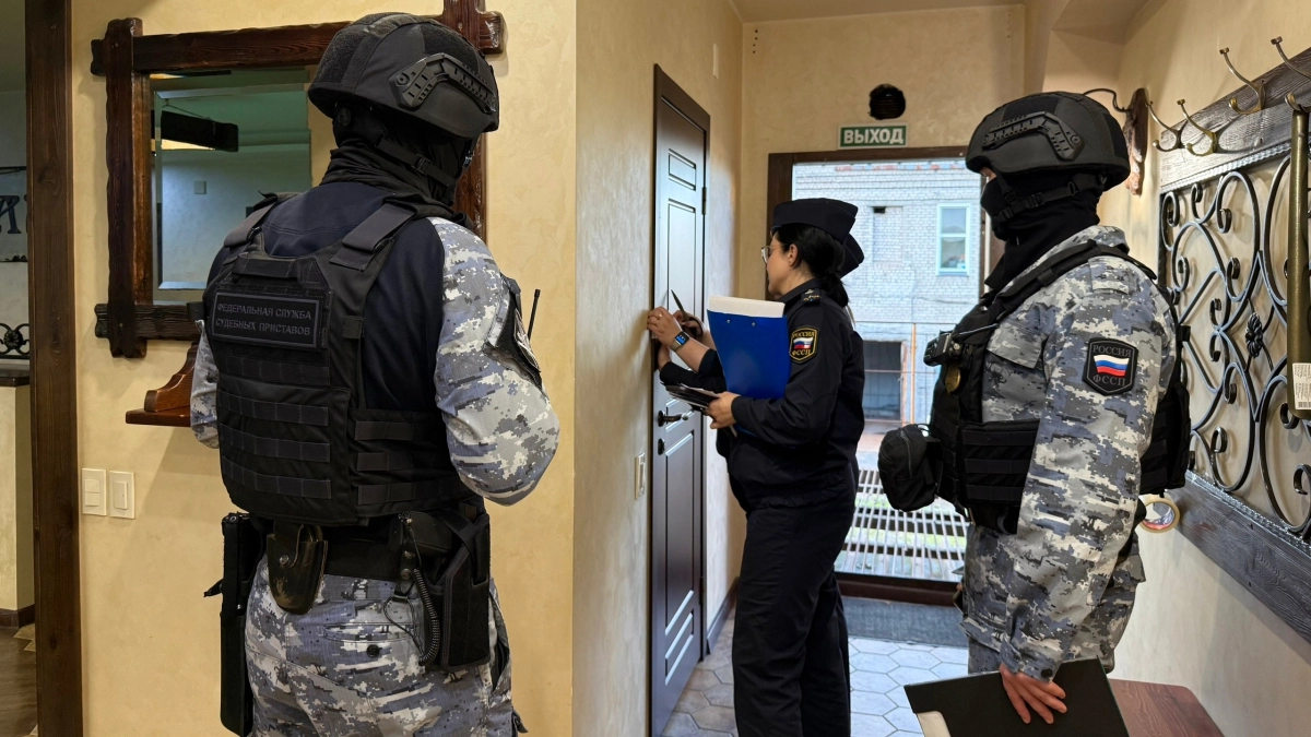 Появились кадры внезапного визита силовиков в один из банных комплексов Кирова