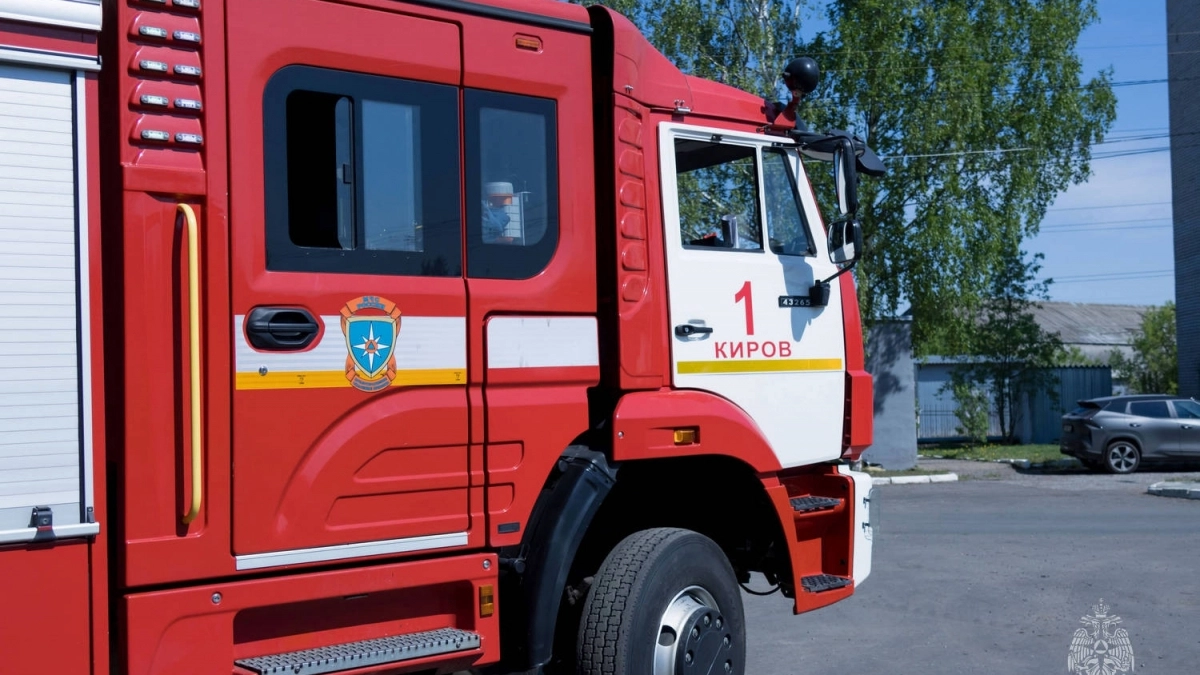 В Кирове тушили пожар на складе