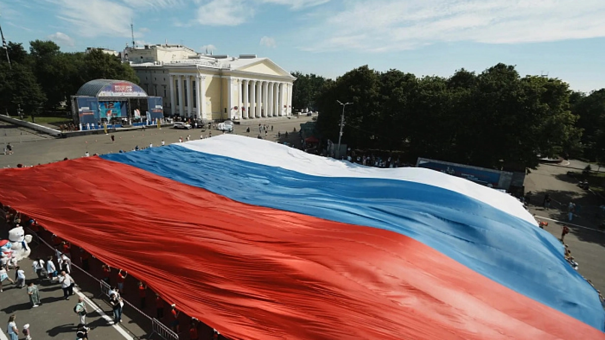В Кирове в День России развернули гигантский триколор площадью 1700 квадратных метров