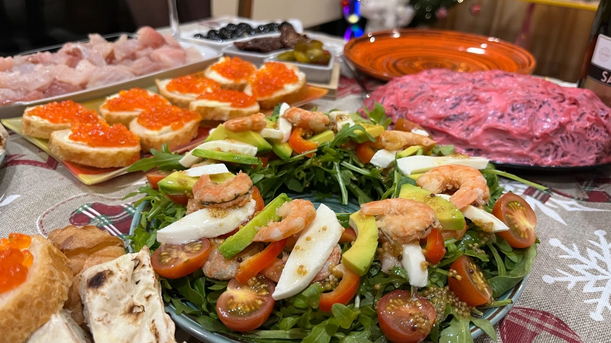 Вкуснейший салат со свеклой и консервами - идеально и для простого ужина, и для праздничного стола. За уши не оттащишь