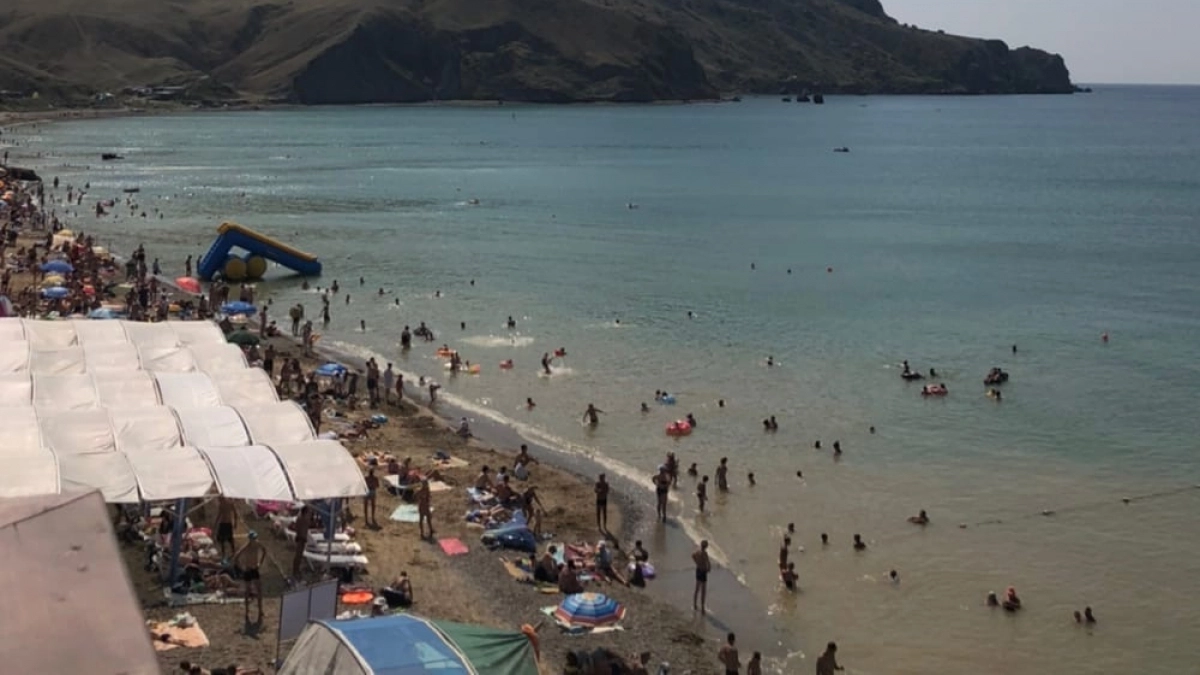 Вода по колено, а туристов — море: как Алушта встречает начало курортного сезона-2026