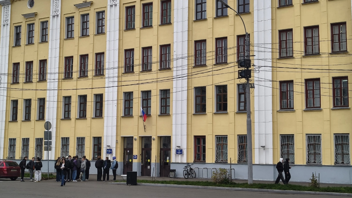 Низкие баллы ЕГЭ не приговор. Куда поступить в 2026, если вы не проходите на бюджет