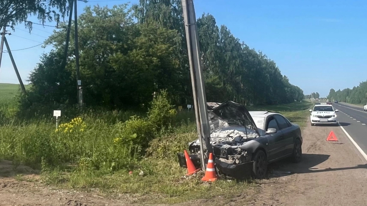 18-летняя девушка на Audi протаранила бетонный столб прямо на въезде в Киров