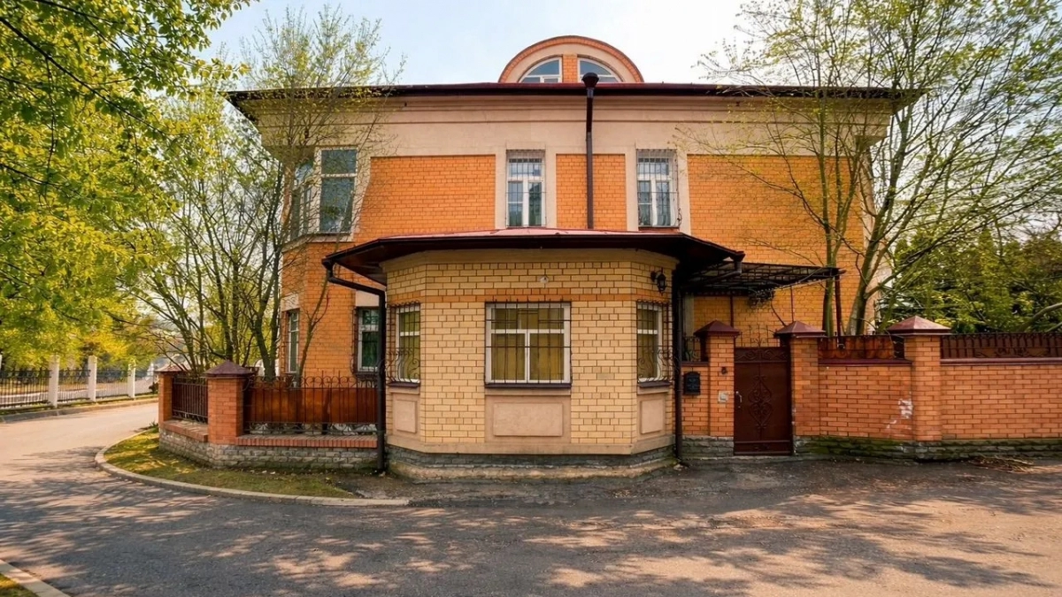 В историческом центре Кирова продают роскошный коттедж за 53 миллиона рублей