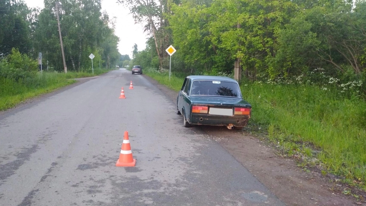 В Зуевке сразу два пешехода попали под "семерку" с 18-летнем парнем за рулем
