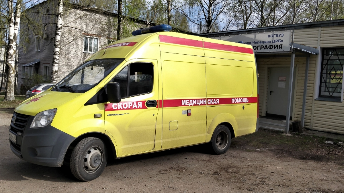 В Кирово-Чепецке медики 30 минут боролись за жизнь внезапно упавшего охранника