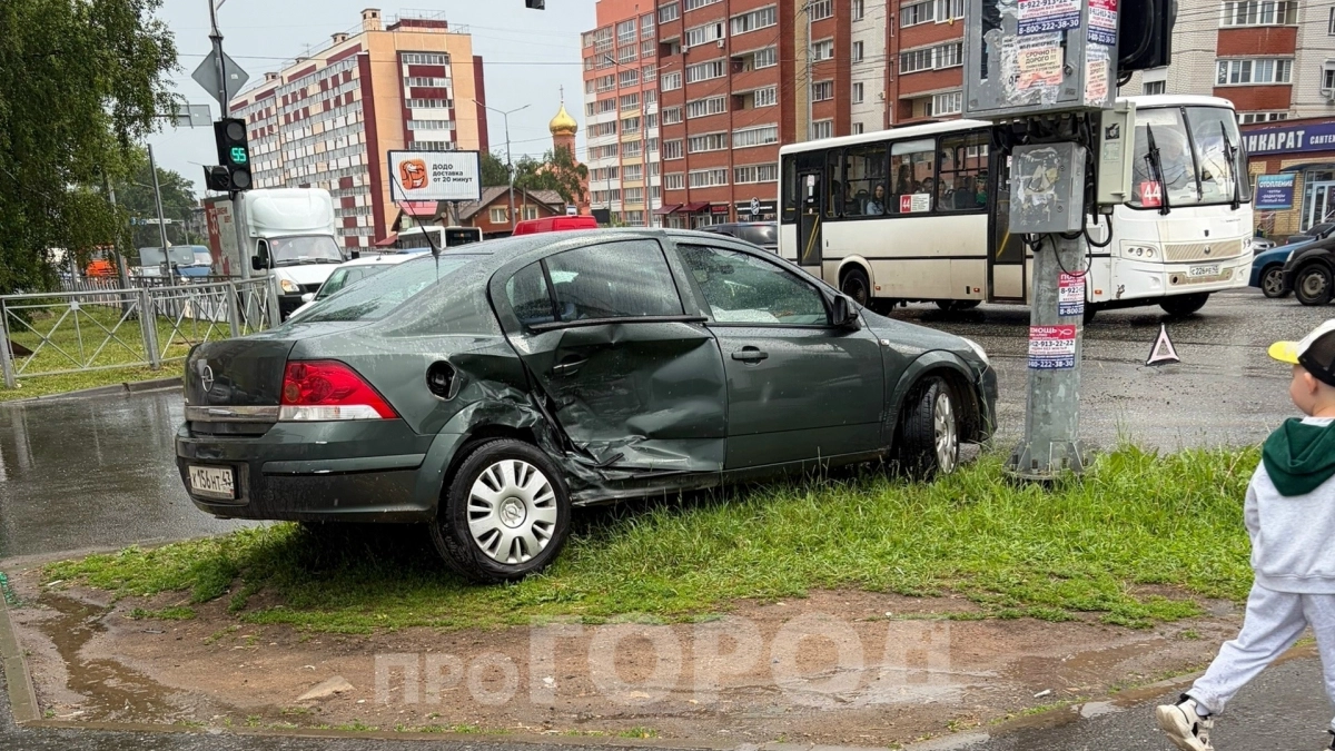 В Кирове жесткое ДТП с двумя иномарками у торгового центра попало на видео