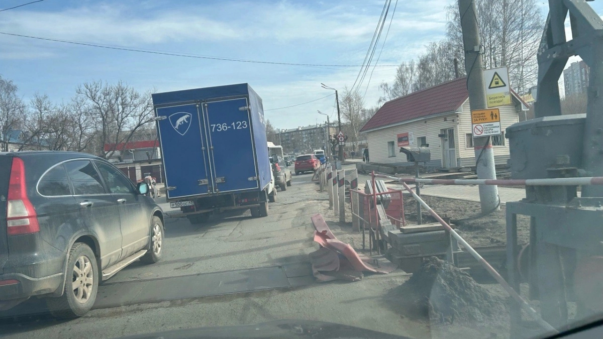 В Кирове закатают в асфальт один из трех железнодорожных путей на улице Лепсе