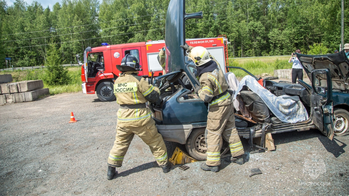 Под Кировом шесть пожарных тушили легковую машину