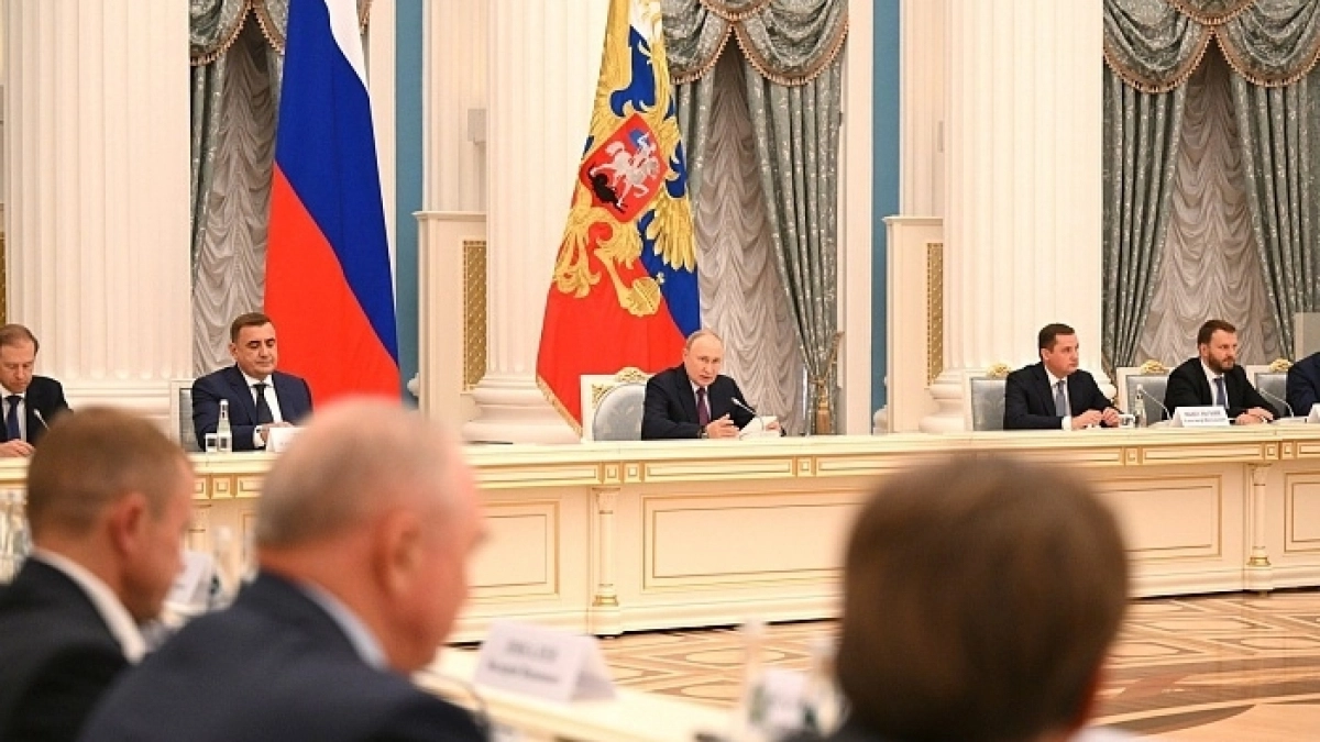 Владимир Путин наградил медалями двух машинистов из Кировской области