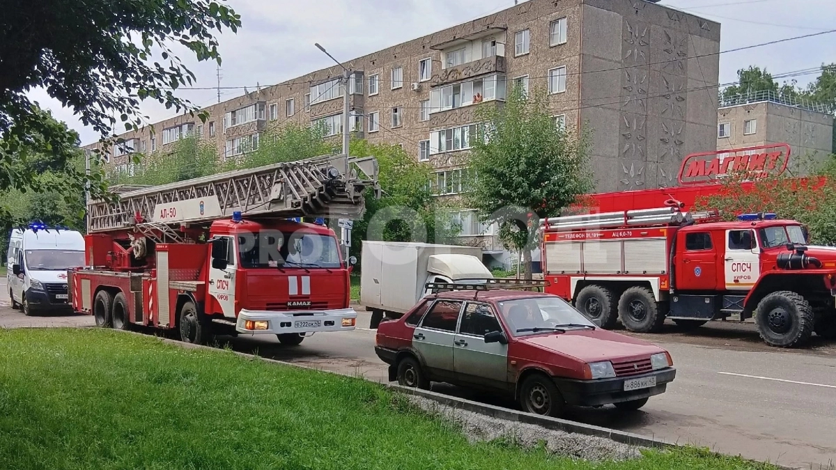 В Кирове 16 человек тушили мощный пожар в квартире на улице Некрасова
