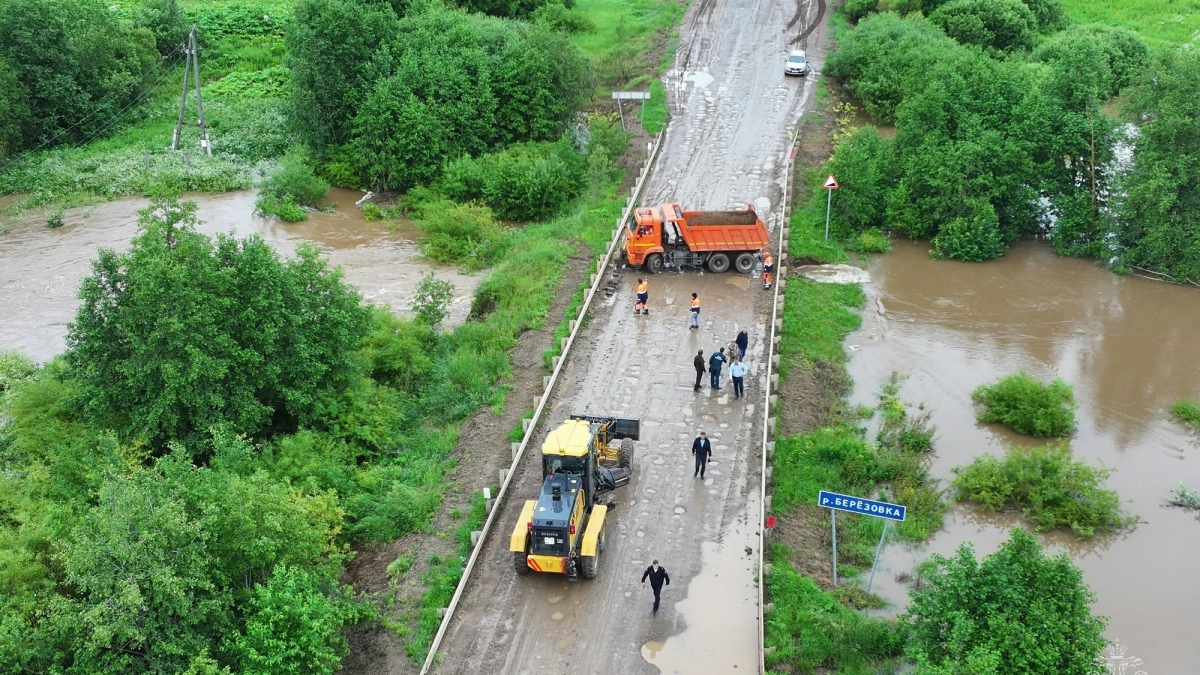 Водителей просят объезжать размытую трассу Фаленки – Уни через соседние регионы