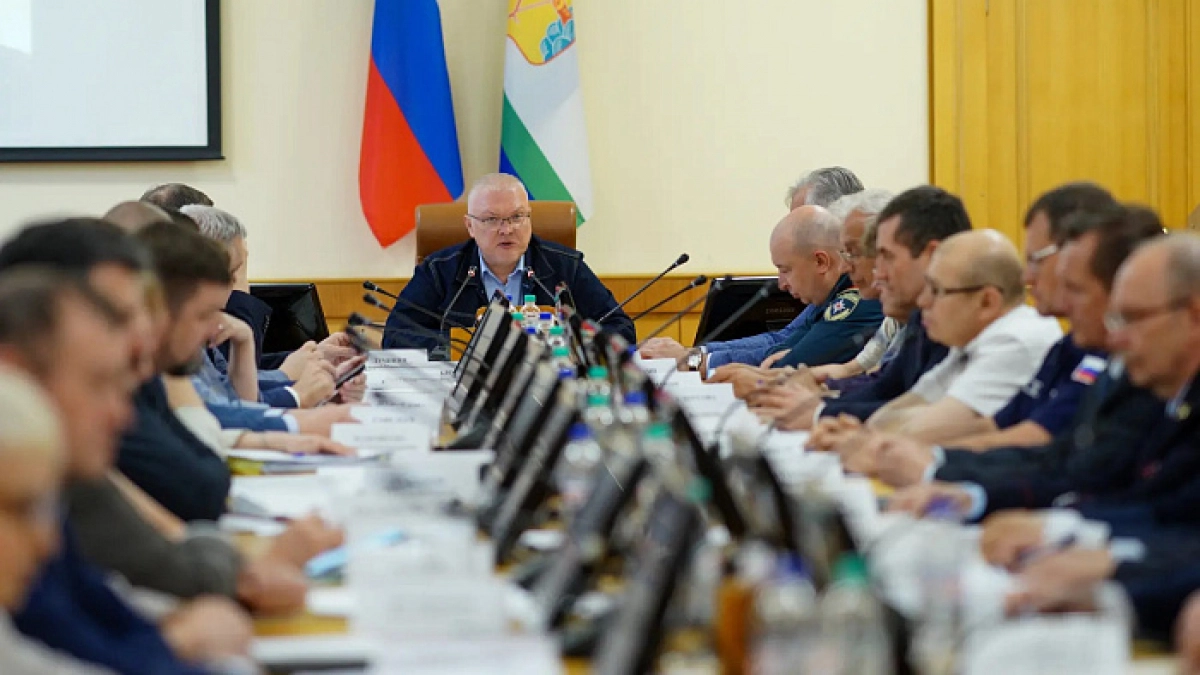Губернатор Кировской области раздал поручения по ситуации с дорогами и дождями