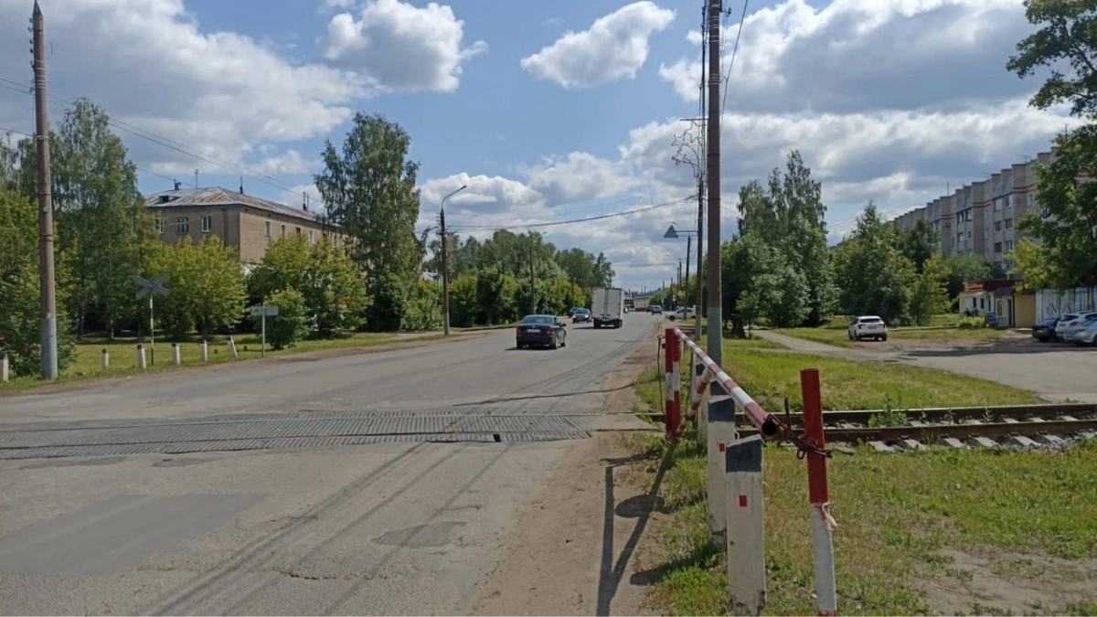 В Нововятском районе Кирова семь часов будут выправлять путь на переезде