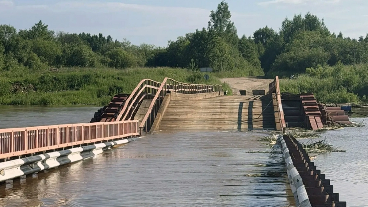 Мост в Кирово-Чепецке начал уходить под воду