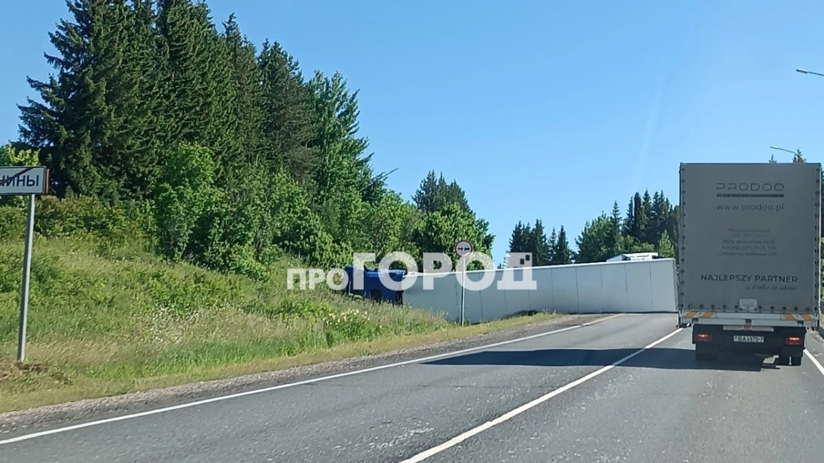 В Котельничском районе КамАЗ опрокинулся и перекрыл половину федеральной трассы
