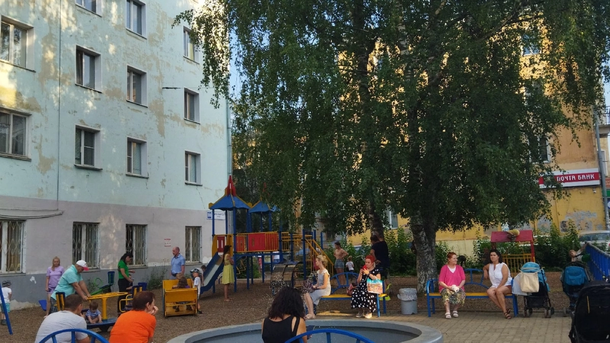 "Пригонят трактор и снесут все под корень": построенная кировчанами детская площадка оказалась незаконной 
