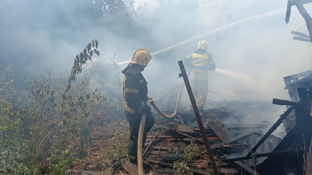 Шесть огнеборцев тушили пожар в двухэтажном здании в Кирове