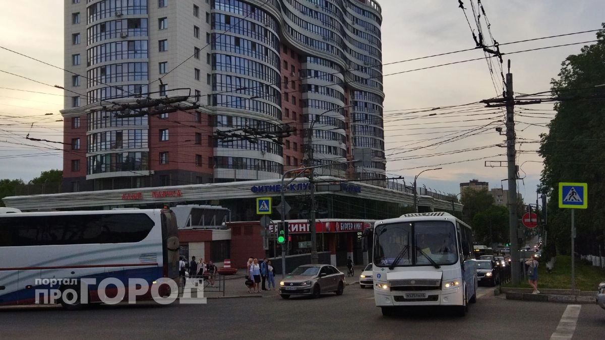 В Кирове из-за упавшего столба движение на Октябрьском проспекте встало