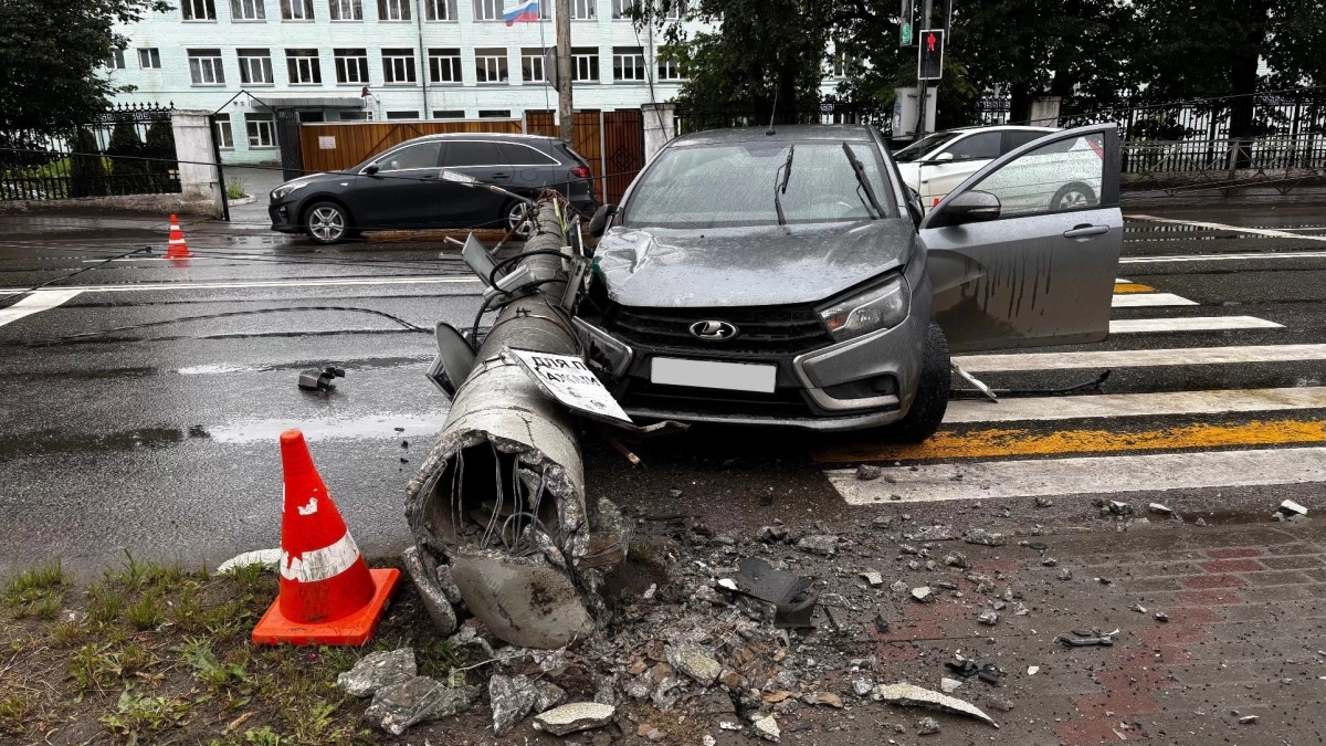 В Кирове в ДТП с рухнувшим столбом на Октябрьском проспекте пострадал человек