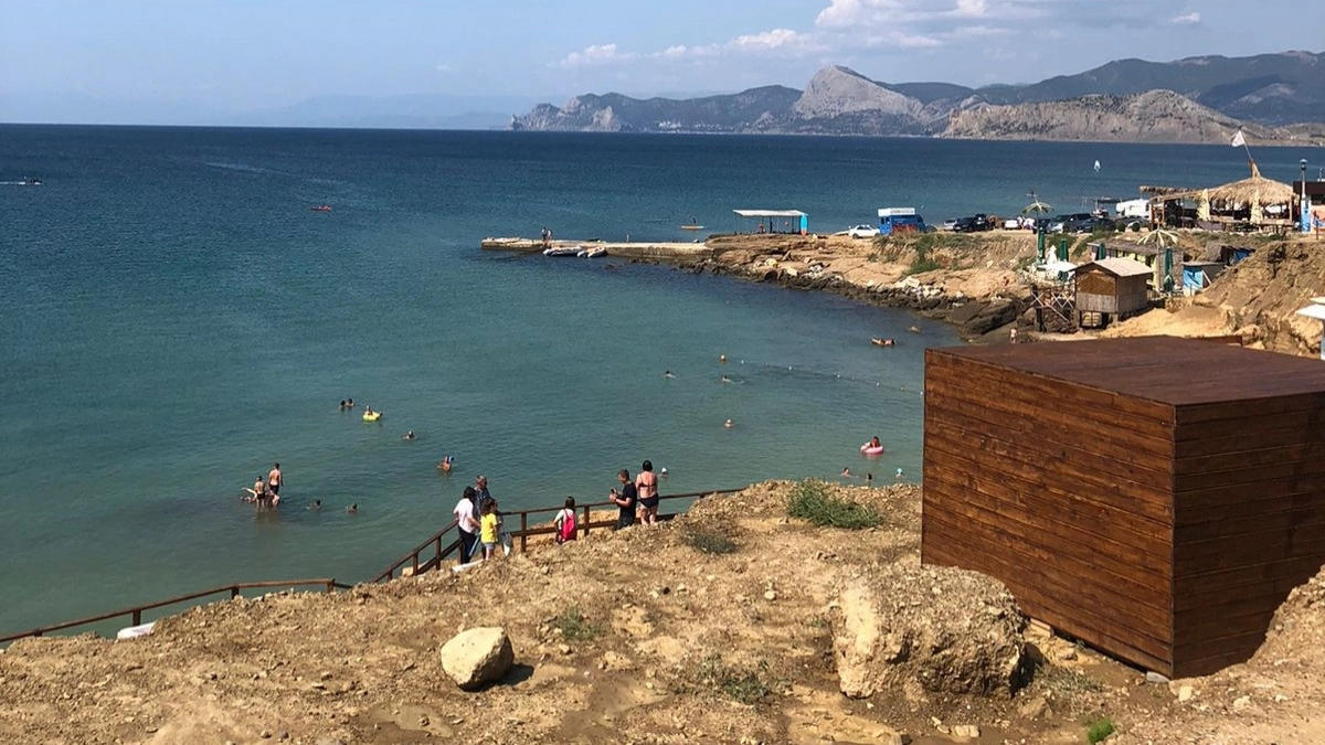 4 часа - и мы в сказке: курорт с бирюзовым морем, куда летят в июле - всего 16 тысяч на двоих