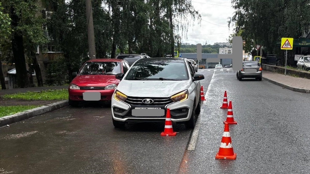 В Кирове на улице Труда водитель Lada Vesta сбил 10-летнюю школьницу