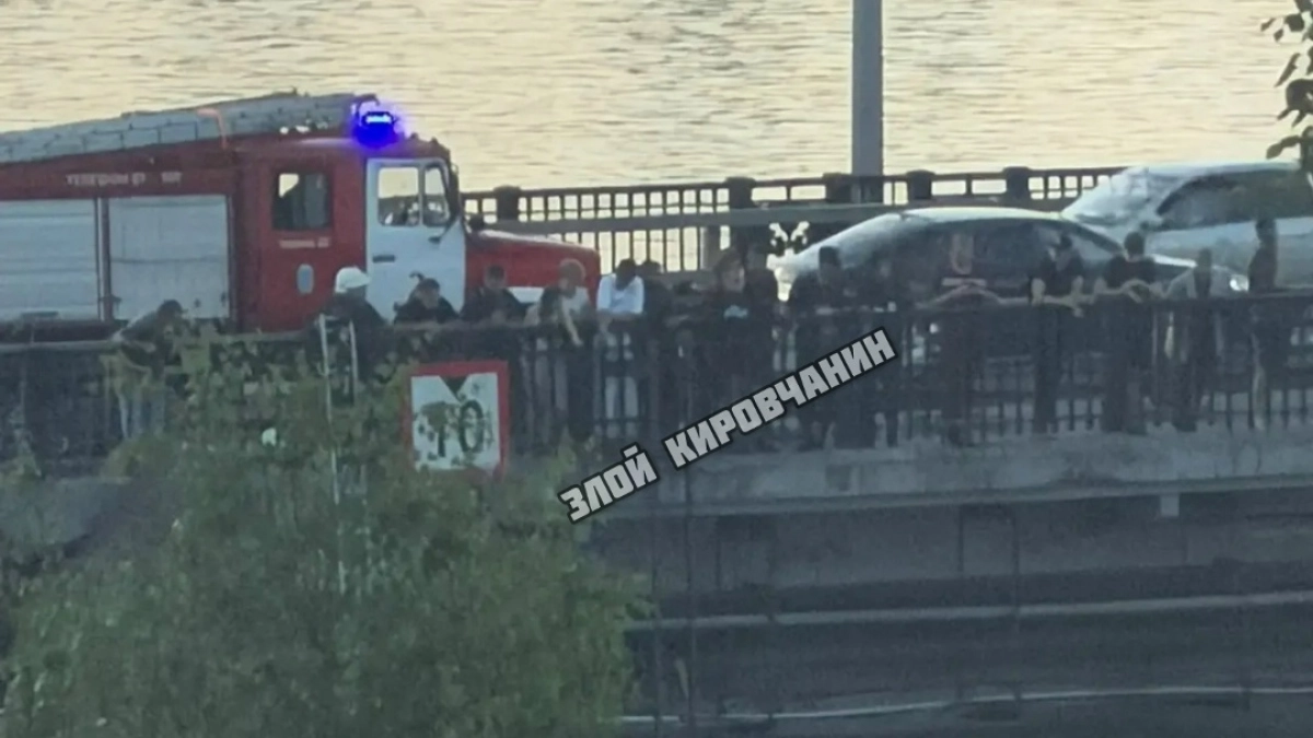 В Кирове мужчина повис на ограждении Старого моста