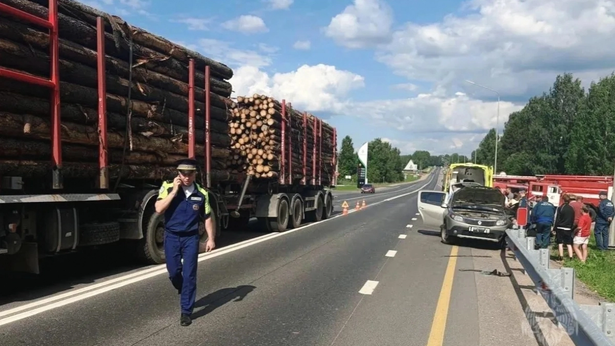 Спасатели вырезали пострадавшего из покореженной легковушки на трассе под Шихово