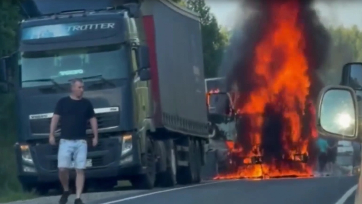 Очевидцы сняли на видео полыхающую фуру на трассе под Кировом