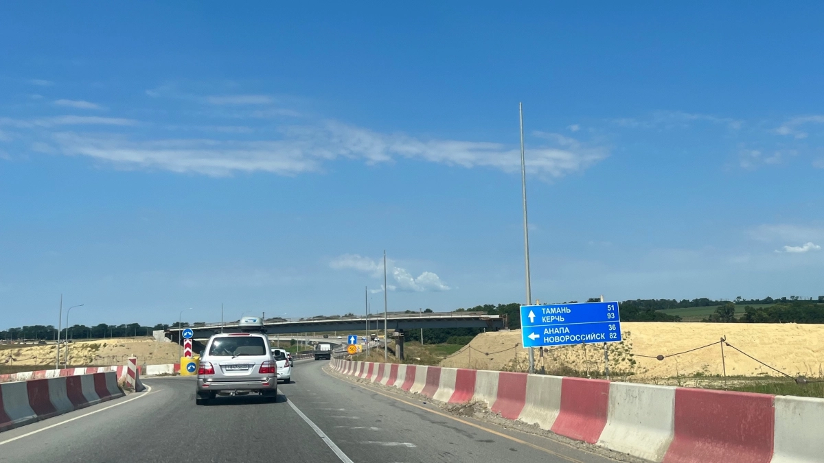 Крымский мост закрыли для части авто: как теперь ехать в Крым через трассу Р-280 – время и особенности