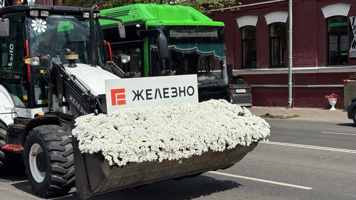 В День семьи, любви и верности по Кирову ездил строительный погрузчик с ромашками