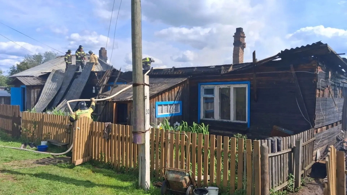 Страшный пожар в жилом доме на 128 "квадратах" тушили в Афанасьевском районе