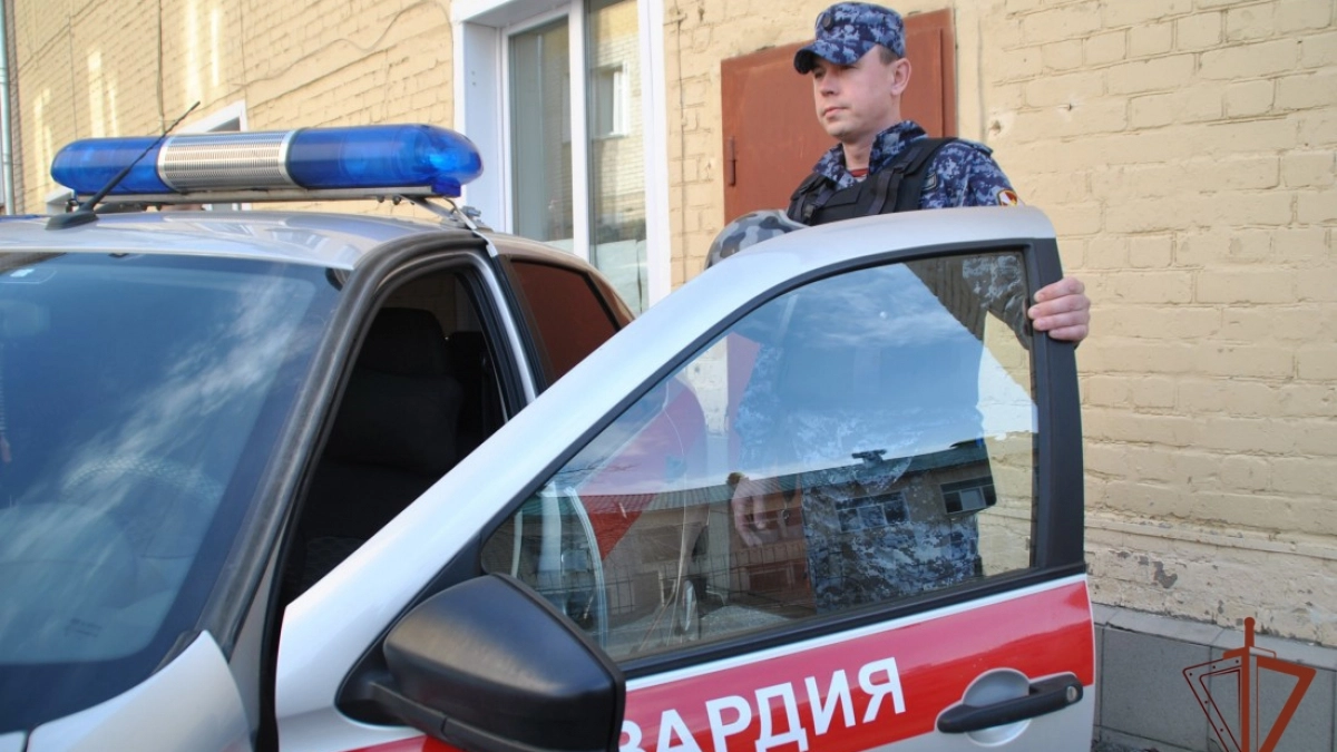 В Кирове мужчина разбил стеклянную дверь магазина 