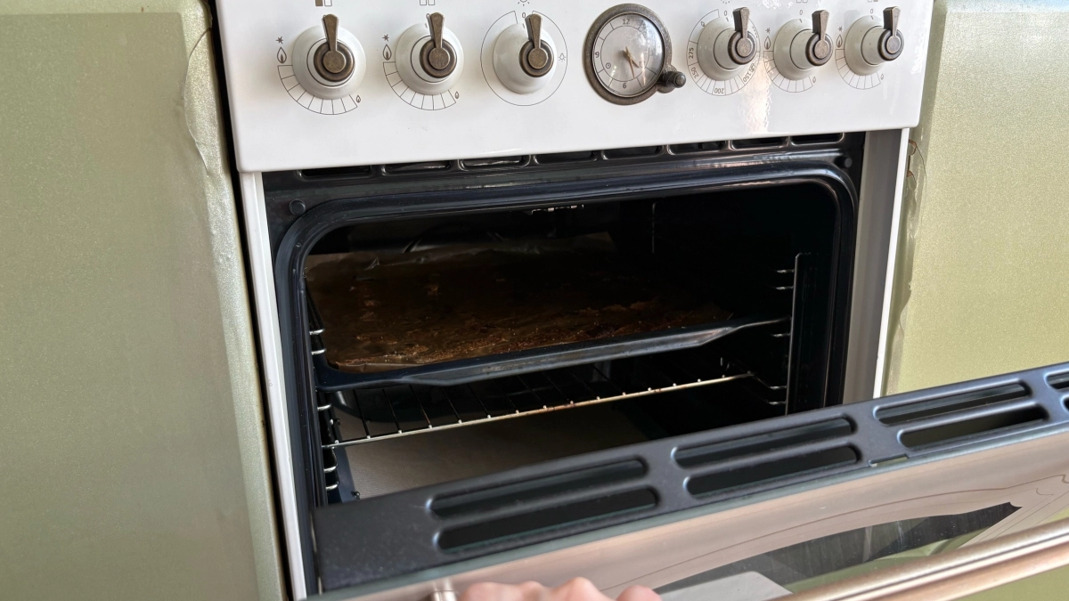 90% хозяек ставят противень не туда - и теряют вкус и аромат блюд. Вот как запекать правильно
