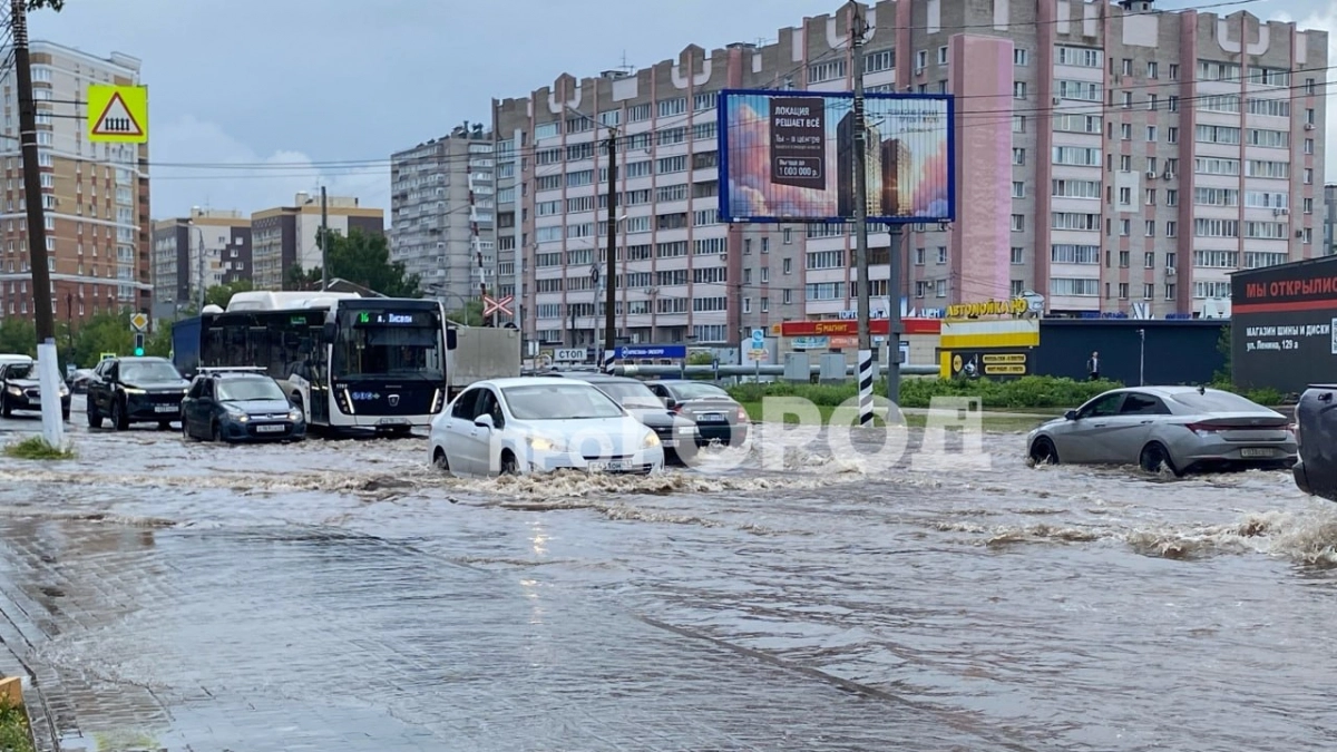 Четыре бригады рабочих спасают Киров от затопления во время мощного ливня