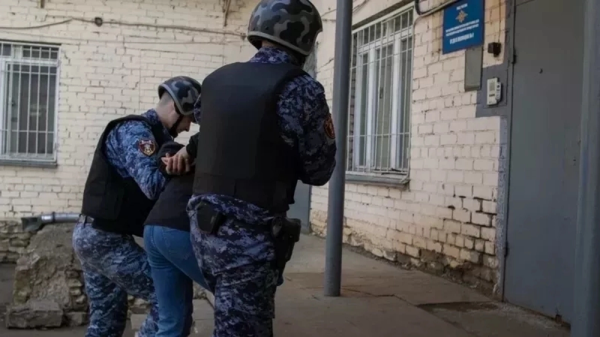 Росгвардия поймала находившегося в розыске мужчину при краже в Кирове