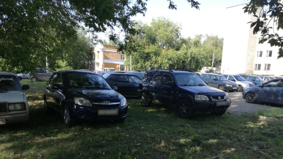 Штрафы до 100 тысяч рублей за неправильную парковку начали выписывать в Кирове
