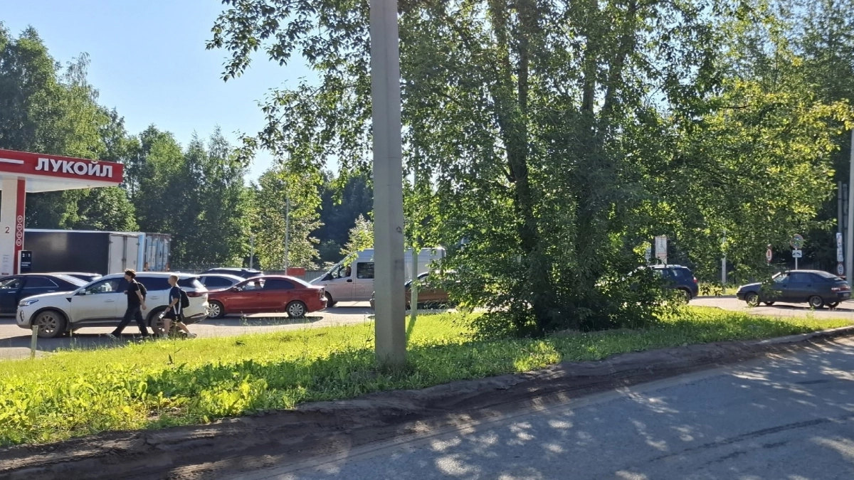 В Кирове работают 15 заправок, но очереди по-прежнему достигают 1 километра