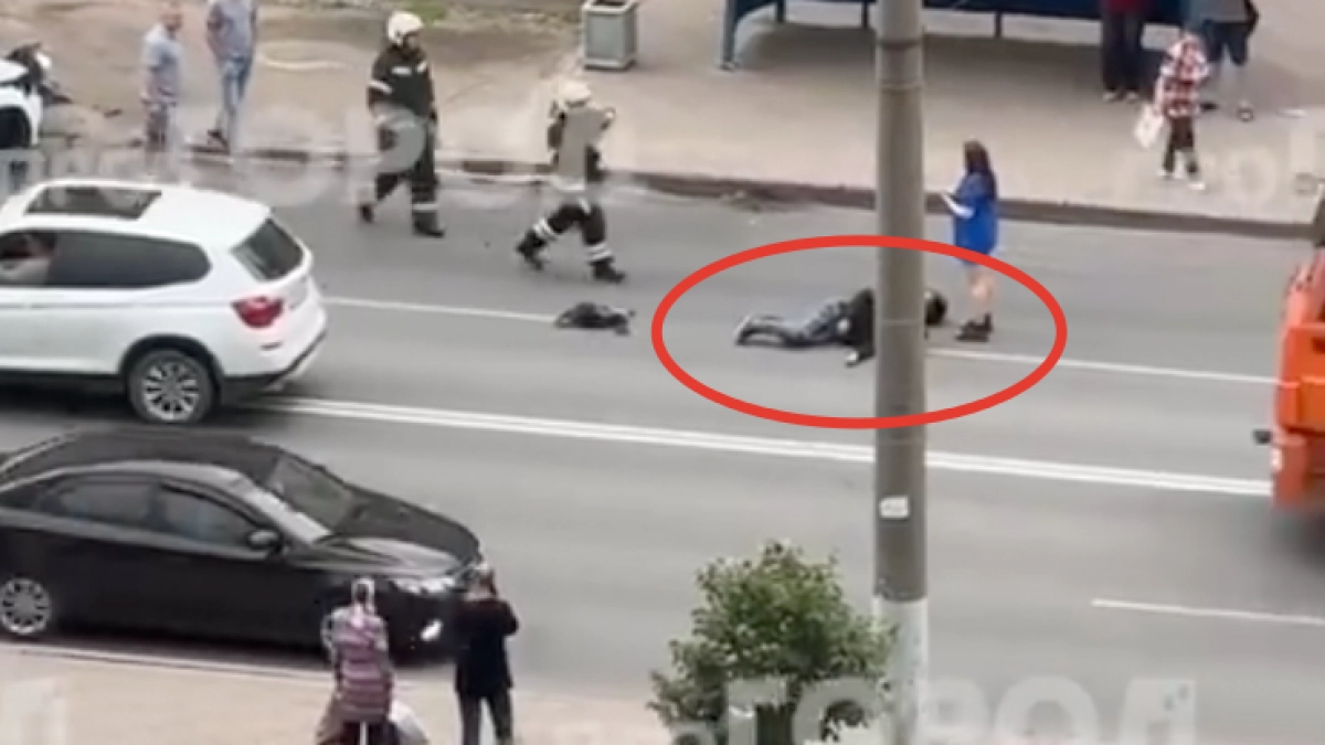 "Парень лежал на дороге до приезда скорой": очевидцы о страшном утреннем ДТП с мотоциклистом в Кирове