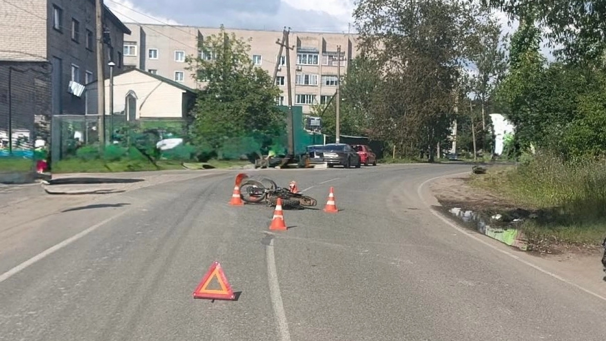 В Кирове два школьника на питбайке въехали в иномарку и попали в больницу