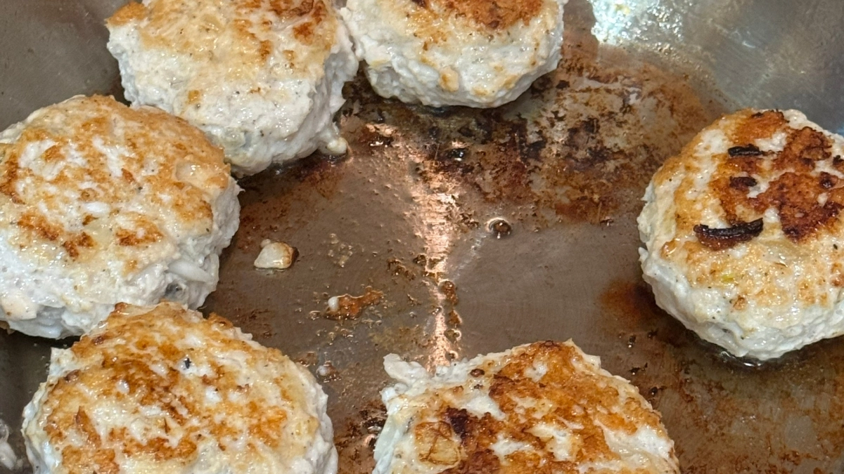Надоели унылые котлеты из мяса, делаю из рыбных консервов: пикантные, ароматные, золотистые - в 2 раза вкуснее обычных