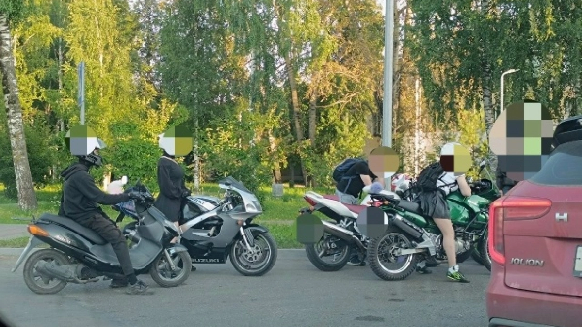 "Пользуемся колонками для авто с левым баком": кировские байкеры создали себе "зеленый коридор" на заправках