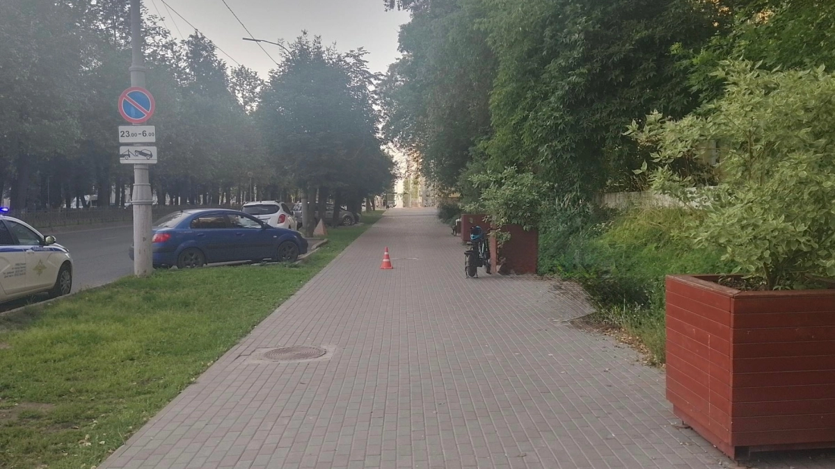 В Кирове школьник в шлеме на электровелосипеде травмировал женщину на тротуаре